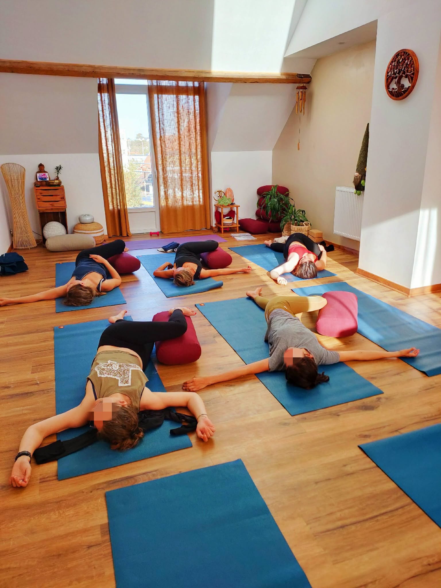 Moment de relaxation pendant une séance collective de yoga