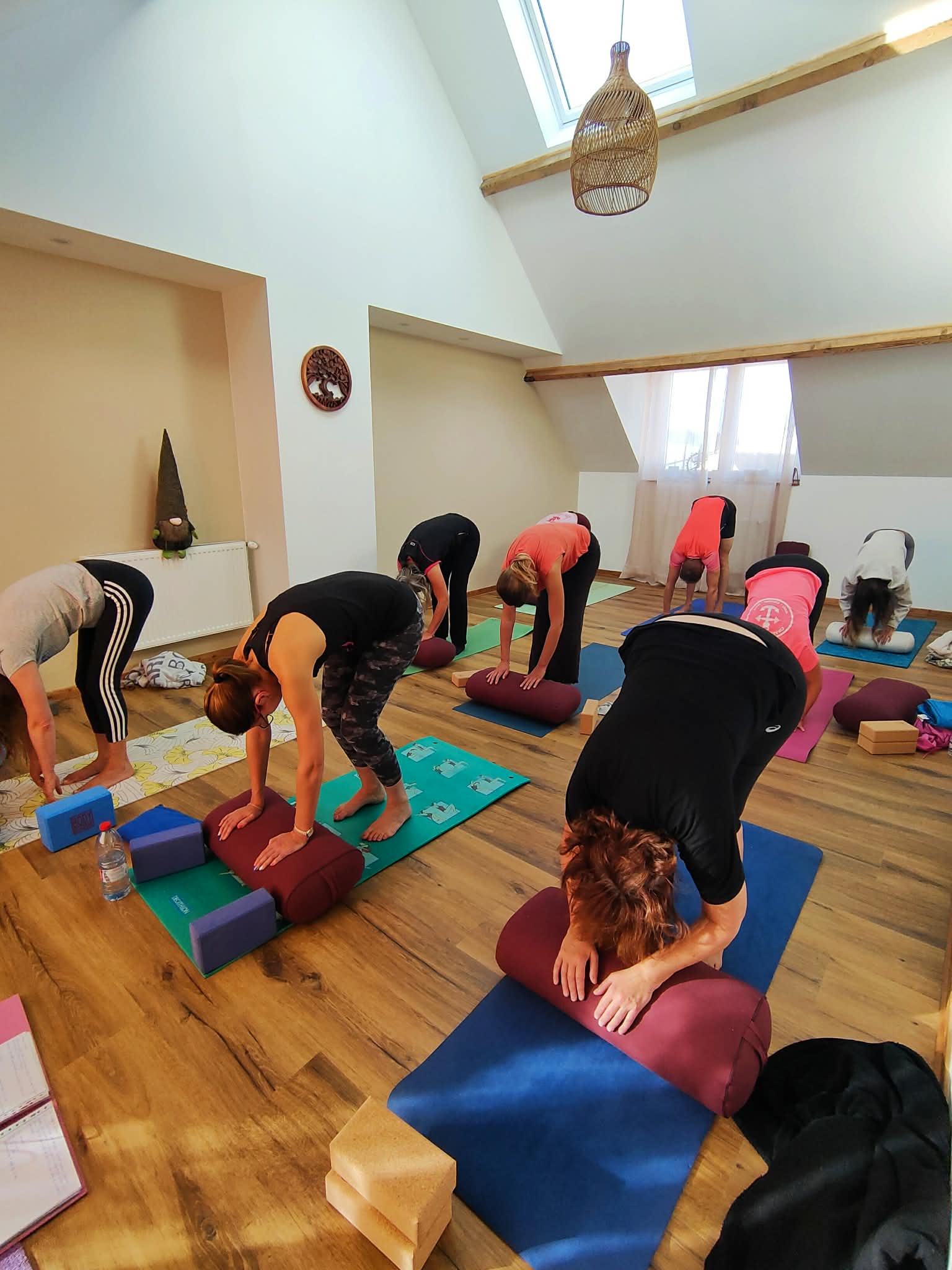 Cours collectif de yoga doux dans la salle Brille en Corps